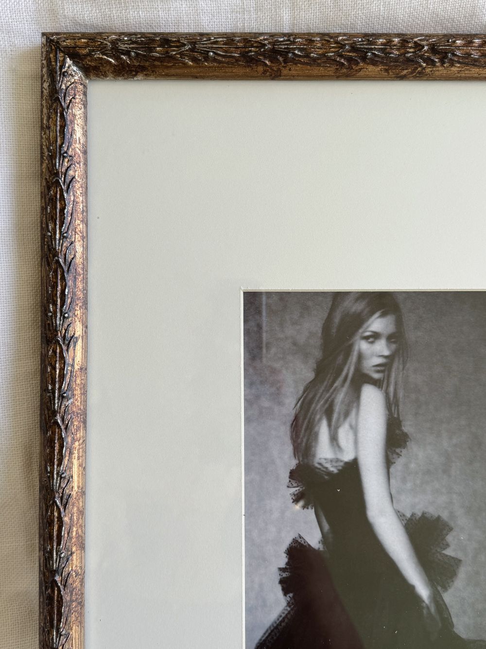 Kate Moss, movimiento, vestido negro