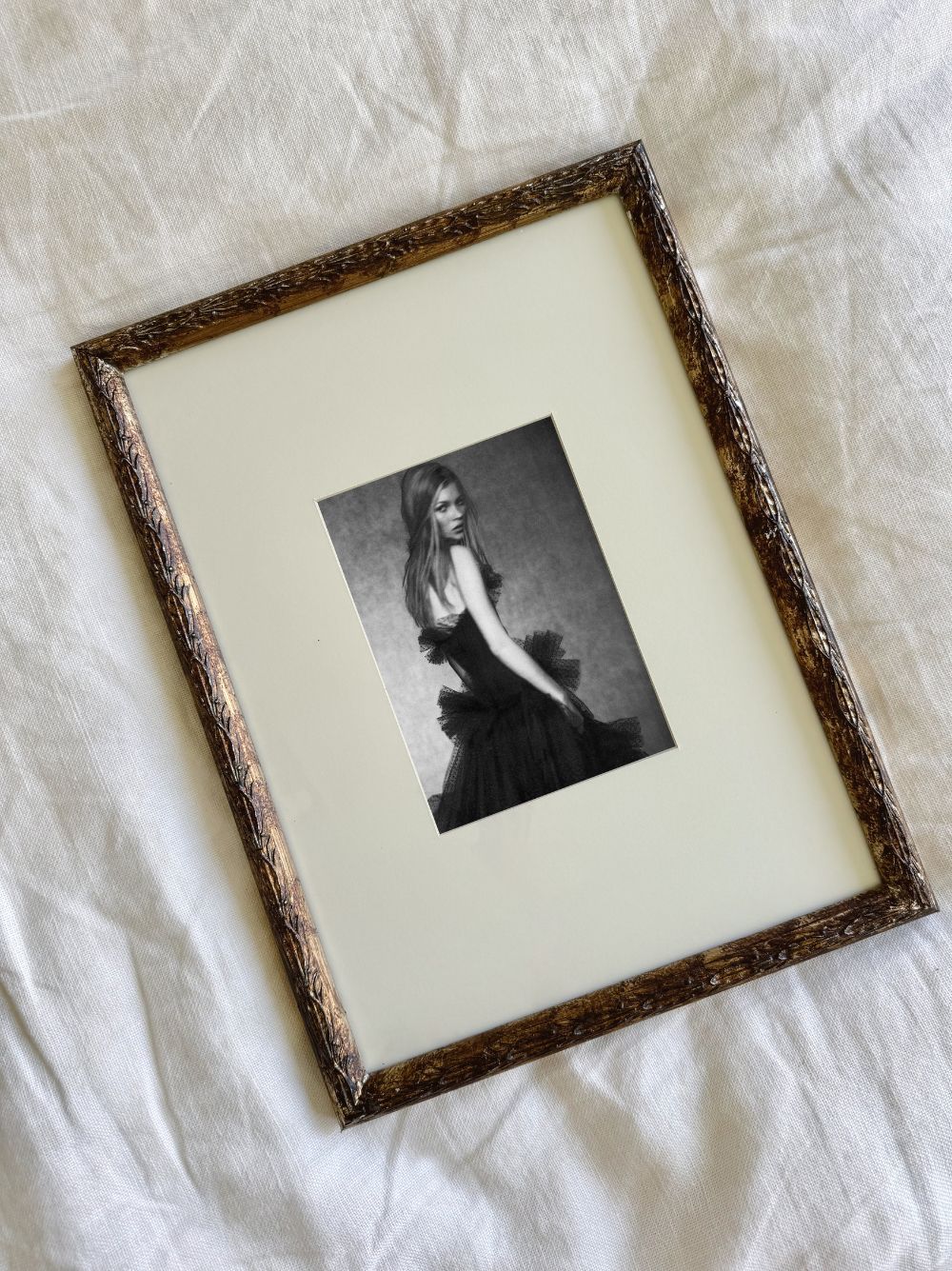 Kate Moss, movimiento, vestido negro